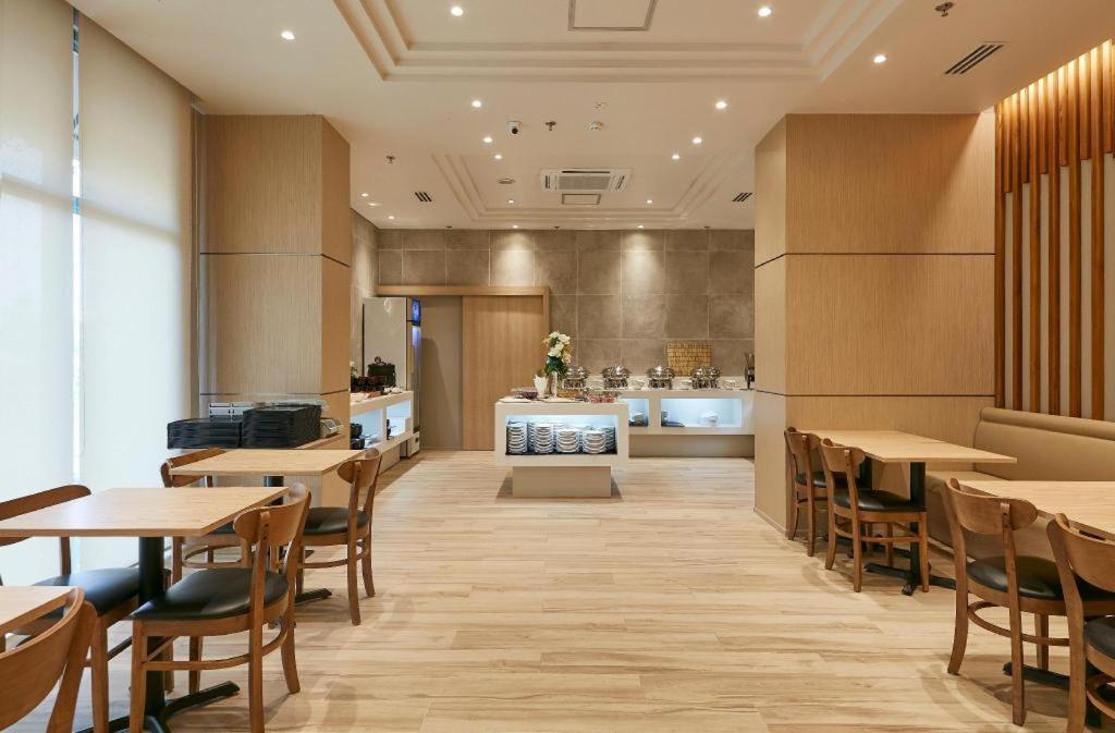 Wishton Hotel Янгон Экстерьер фото