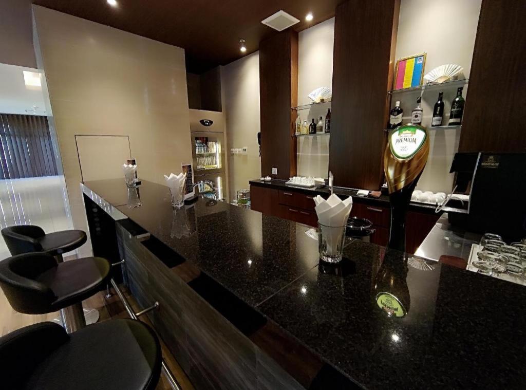 Wishton Hotel Янгон Экстерьер фото